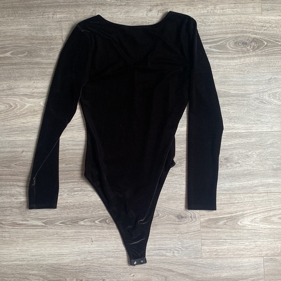 Black velvet bodysuit from The Buckle! Size medium, only worn once - Picture 3 of 3